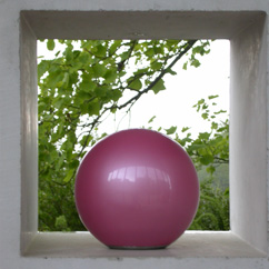 Kolumbarium mit ball of love aus der "cosmicball collection"