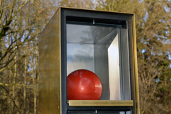 Urnenschrein mit Urnen aus der "cosmicball collection"