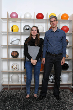 Vater und Tochter im Atelier Urne.ch