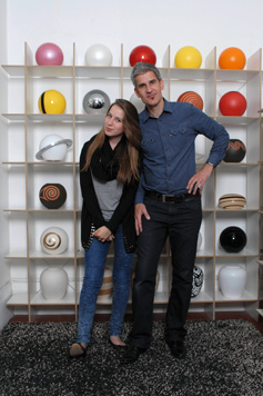 Vater und Tochter im Atelier Urne.ch