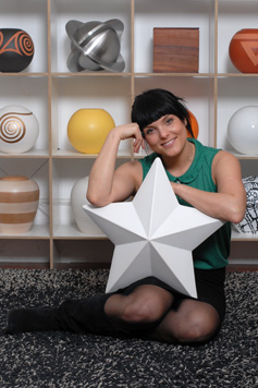 Amanda Nikolic mit étoile blanche im Atelier Urne.ch