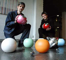 Thomas Schär  kreiert unter dem Label cosmicball einzigartige Urnen...