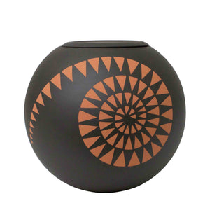 jembele® Kugelurne | Terracotta, schwarz engobiert «Spiral Triangel»