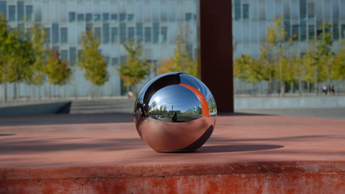 Urne ball of love "chrome" in Zürich im Oerliker Park