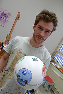 Sebastian Schaub mit bemaltem ball of love