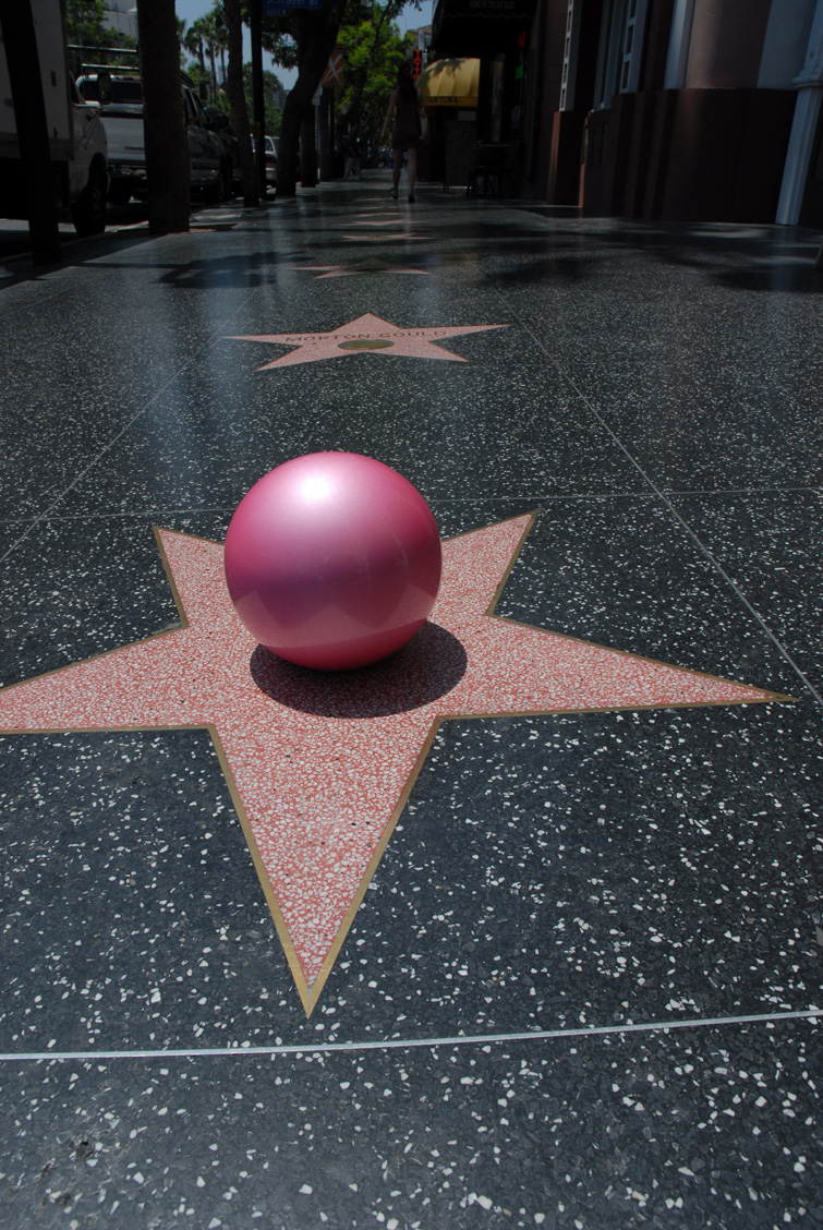 URNE.CH "ball of love" in the USA - Los Angeles - Hollywood - Walk of Fame