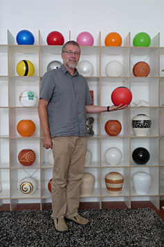 Bruno Breiter mit sfera rossa im Atelier Urne.ch