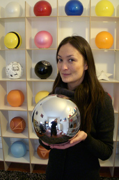 Jennifer Davis mit ball of love im Atelier Urne.ch