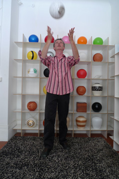 Mark Henley mit ball of love im Atelier Urne.ch