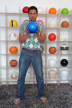 Pedro Pizarro mit ball of love im Atelier Urne.ch
