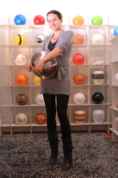 Regina Castelberg mit ball of life im Atelier Urne.ch