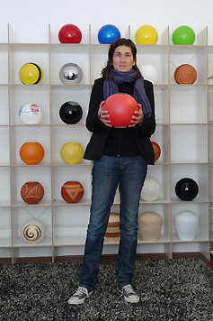 Tina Ruisinger mit sfera rossa im Atelier Urne.ch