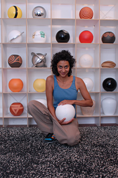 Anja Fonseka mit sfera bianca im Atelier Urne.ch