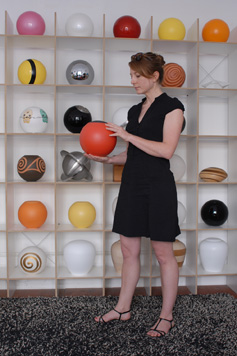 Sibylle Heusser mit sfera rossa im Atelier Urne.ch
