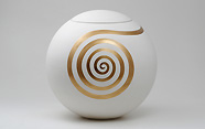 sfera bianca mit kunstvoller Goldspirale