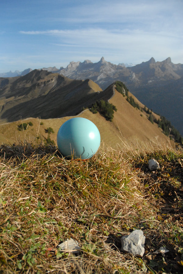 ball of love® Kugelurne | Aluminiumurne basic «hellblau-schwarz»