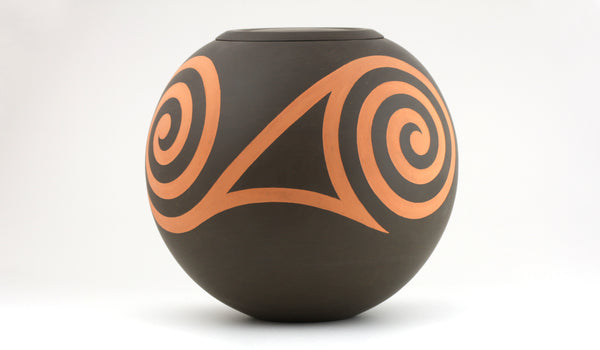 jembele® Kugelurne | Terracotta, schwarz engobiert «Doppelspirale»