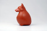 Hund sitzend rot